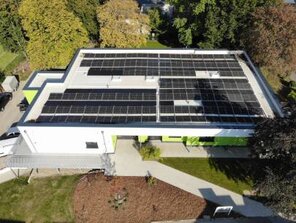 Firmengebäude mit PV-Anlagen auf dem Dach